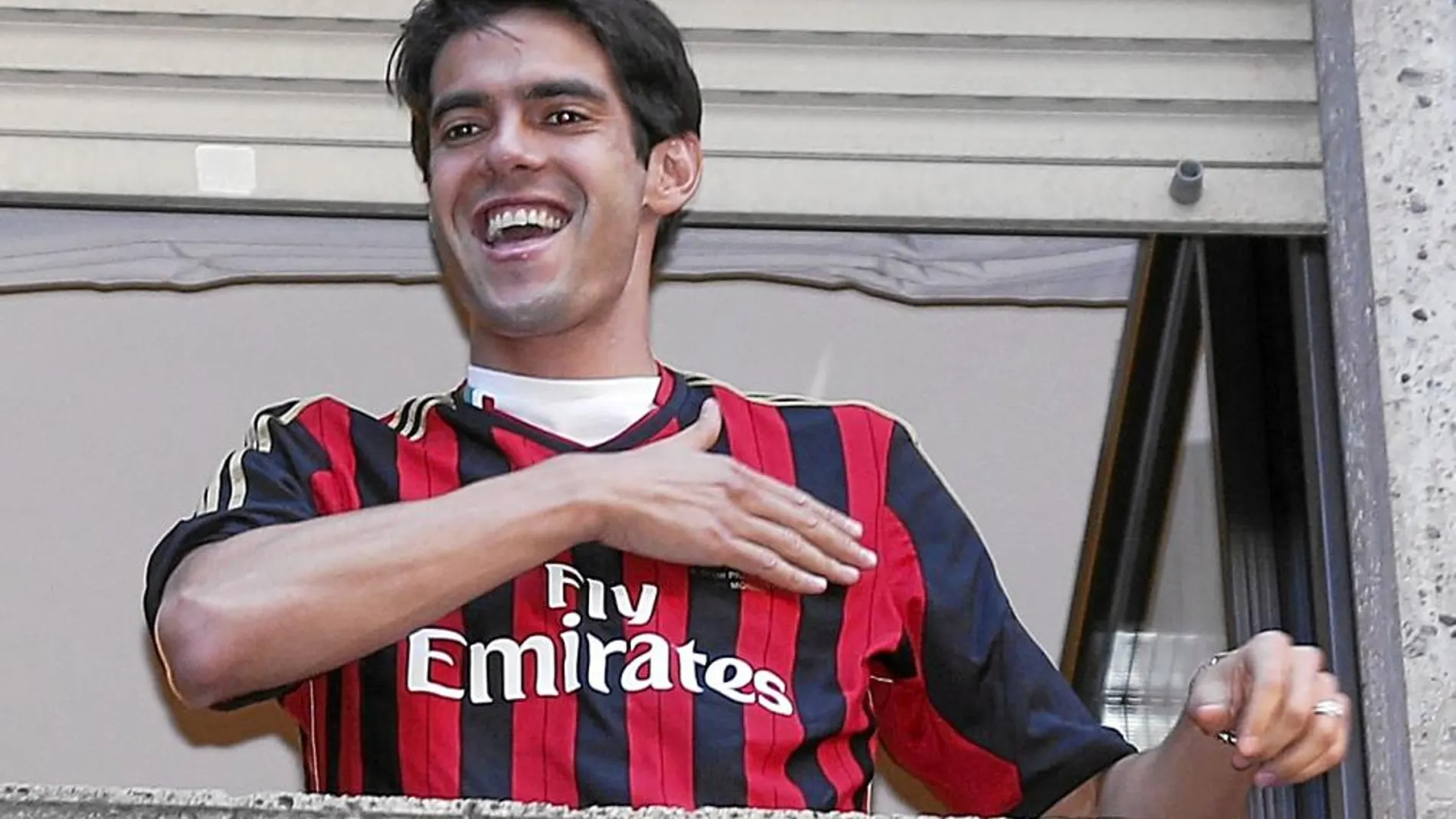A Kaká no se le había visto nunca tan sonriente en los últimos meses. El jugador brasileño llegó ayer a Milán, se enfundó la camiseta rojinegra y se señaló el corazón