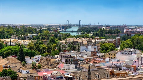 Imagen de archivo de la ciudad de Sevilla con tiempo soleado y cielos despejados