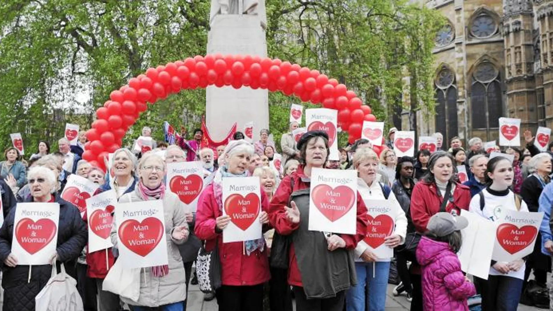 Varios activistas en contra del matrimonio homosexual se manifestaron ayer en Londres