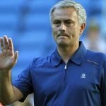 Mourinho, se despide de la afición al finalizar el partido de la última jornada de Liga