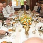 El Rey a la izquierda, junto al ministro de Defensa, durante el almuerzo