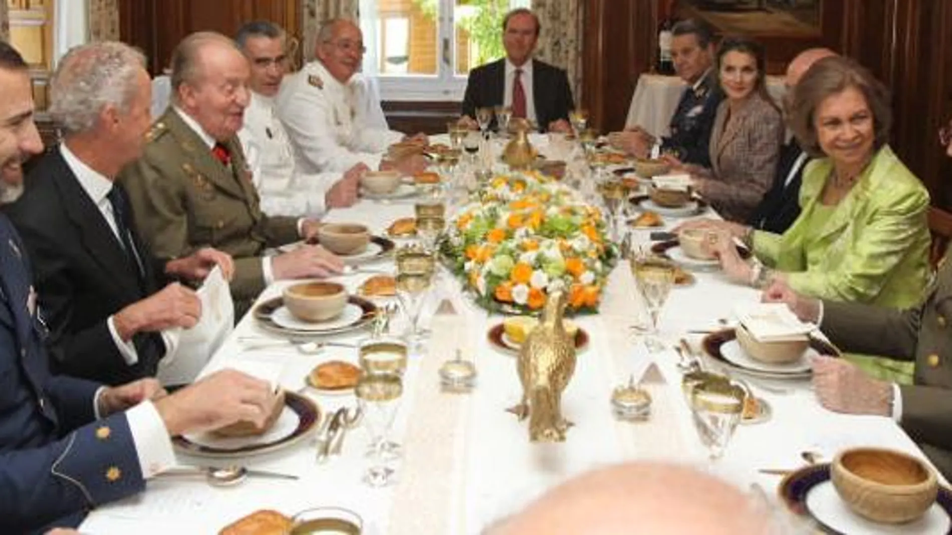El Rey a la izquierda, junto al ministro de Defensa, durante el almuerzo