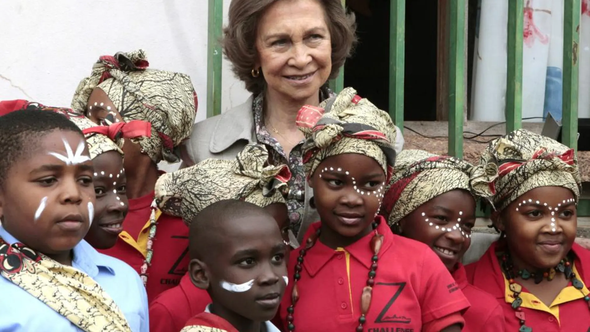 La Reina junto a unos niños en una aldea del municipio de Namaacha, que visitó para comprobar los resultados de la cooperación española en Mozambique