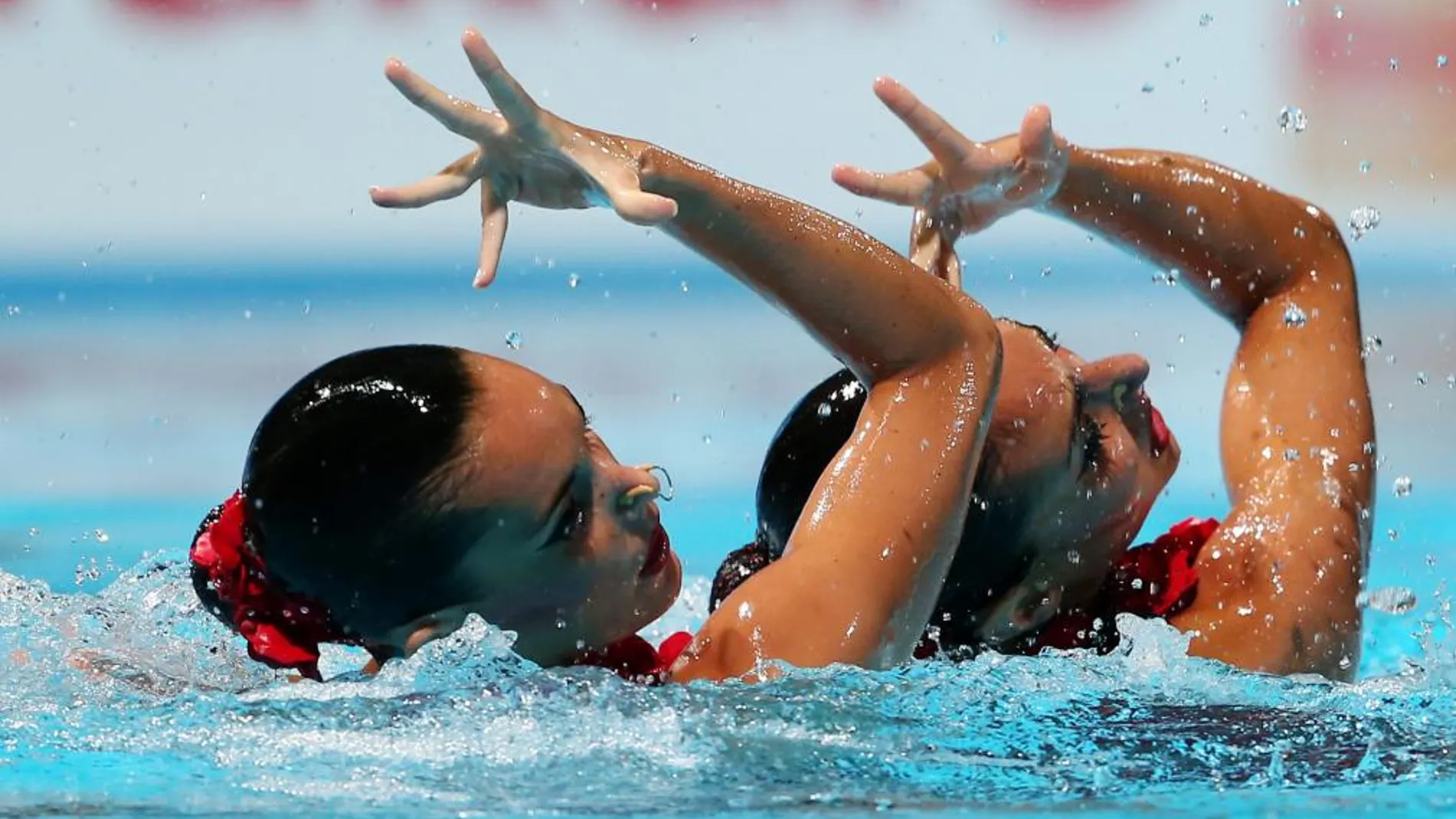El equipo español ejecuta su ejercicio de rutina de solo dúo en la piscina del Palau Sant Jordi