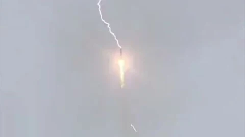 Momento en el que el cohete portador Soyuz-2.1b, es alcanzado por el rayo / Foto: Twitter @Rogozin