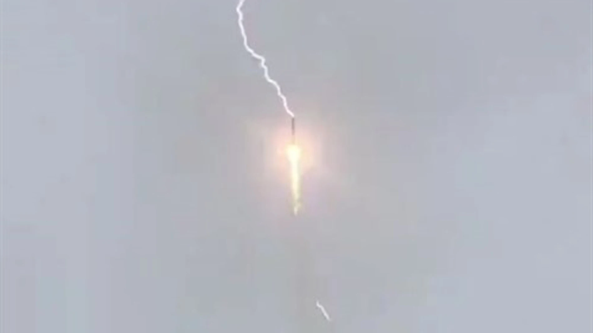Momento en el que el cohete portador Soyuz-2.1b, es alcanzado por el rayo / Foto: Twitter @Rogozin