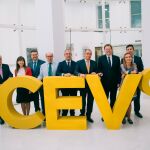 Los miembros de la Junta directiva de la Confederación Empresarial de la Comunitat Valenciana (CEV), ayer junto al presidente de la Generalitat valenciana, Ximo Puig