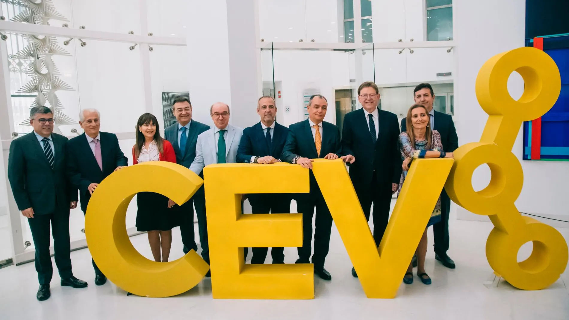 Los miembros de la Junta directiva de la Confederación Empresarial de la Comunitat Valenciana (CEV), ayer junto al presidente de la Generalitat valenciana, Ximo Puig
