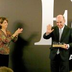La ministra Dolores Delgado aplaude a Roca que saluda con el premio en la mano. Foto: Cristina Bejarano