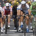 Marcel Kittel, el segundo por la derecha, cruza la línea de meta por delante de Cavendish, el primero por la izquierda, y Peter Sagan, con el jersey verde