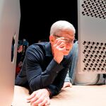 Tim Cook, CEO de Apple, observa los detalles del MacPro / Reuters