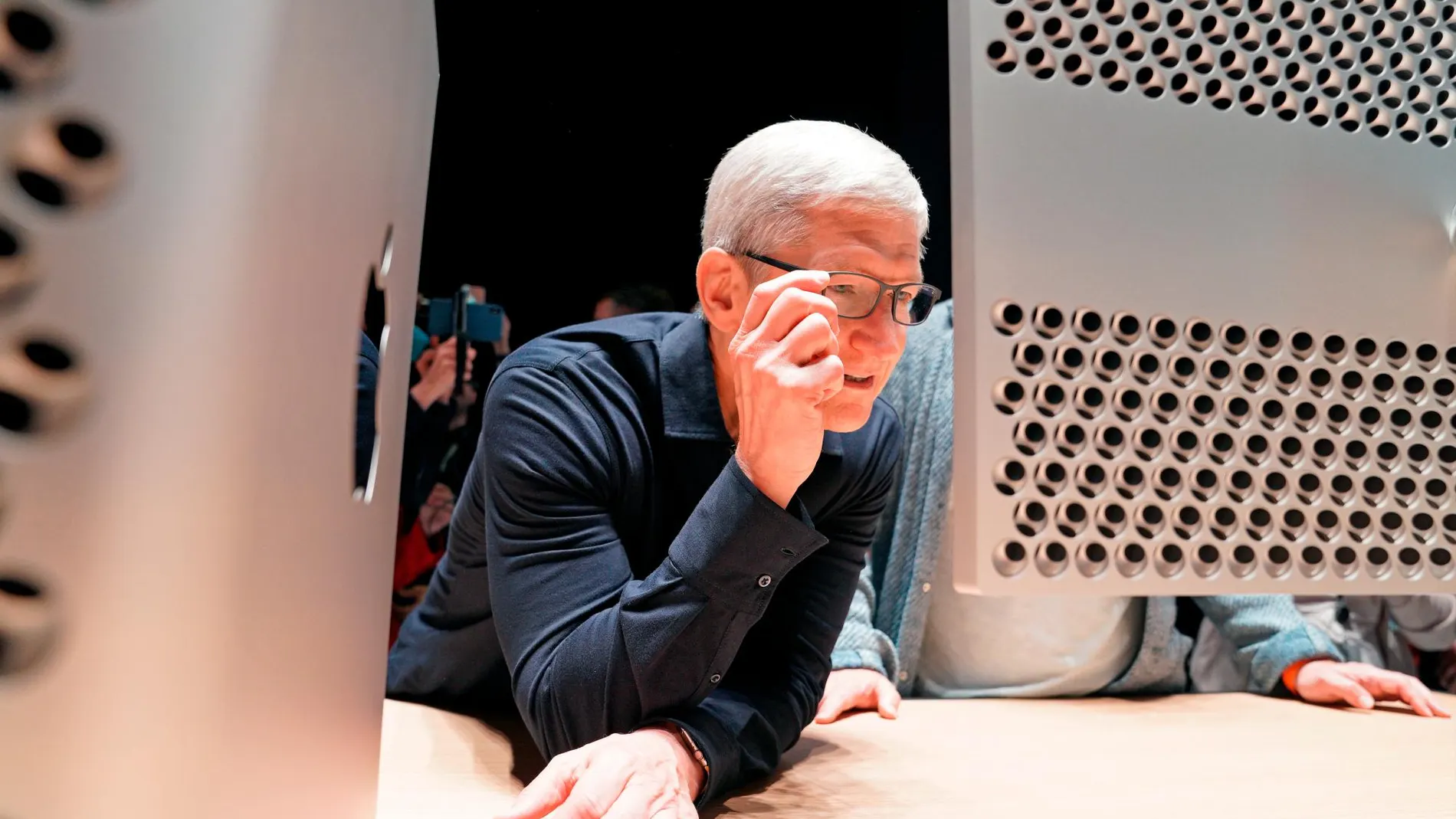Tim Cook, CEO de Apple, observa los detalles del MacPro / Reuters