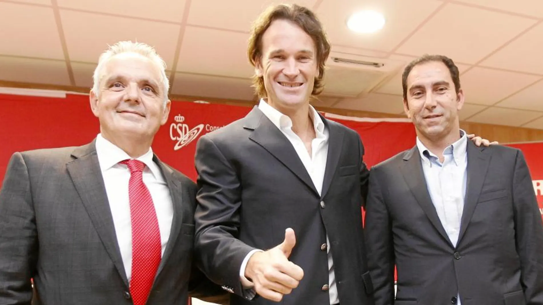 Carlos Moyà, junto a Albert Costa, director deportivo de la RFET, y el presidente, José Luis Escañuela