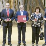 Juan Carlos Moragues (en el centro), con su equipo, antes de presentar el proyecto de Presupuestos 2014