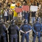 Los manifestantes de Rio de Janeiro junto a un cordón policial, ayer