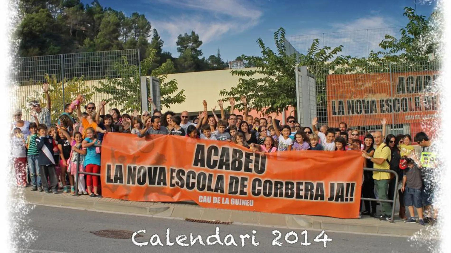 Un grupo de padres se desnuda en un calendario para realizar mejoras en un colegio
