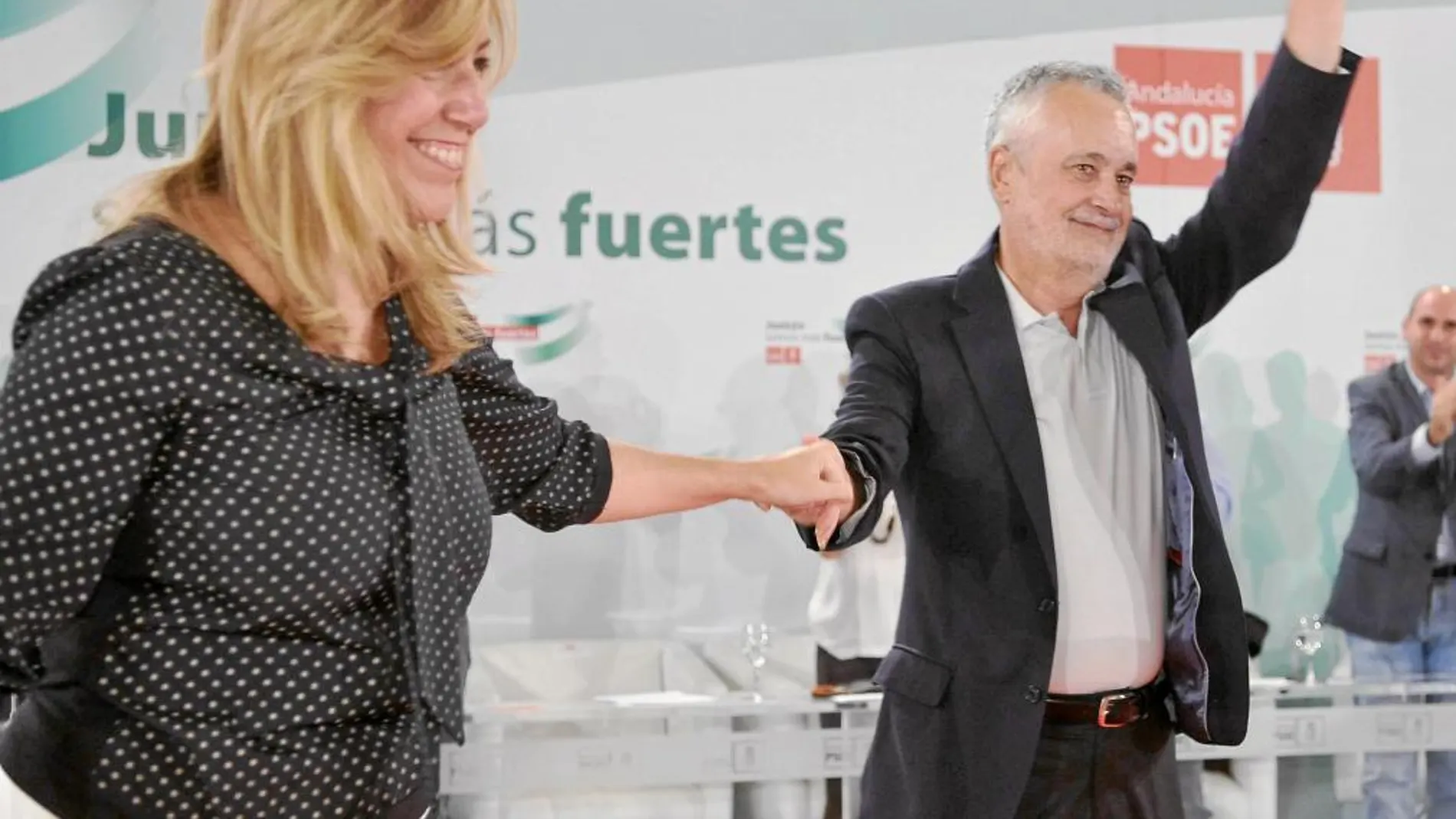 El ya ex líder del PSOE andaluz José Antonio Griñán, con su futura sucesora, Susana Díaz, ayer
