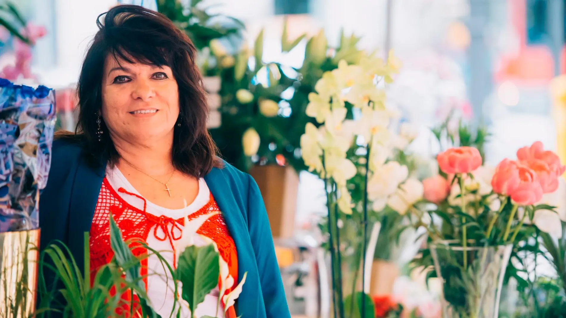 Lola Soriano, florista y escritora, es la tercera generación que pasa por esta floristería. No duda que el legado de este puesto continuará con sus hijos