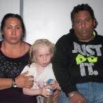 La pequeña María junto a la pareja de gitanos que aseguraron ser sus padres, Christos Salis (dcha) y Eletheria Dimopoulo