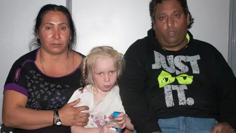 La pequeña María junto a la pareja de gitanos que aseguraron ser sus padres, Christos Salis (dcha) y Eletheria Dimopoulo