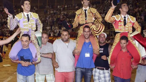 Talavante, Padilla y El Fandi se repartieron seis orejas y salieron a hombros del coso alicantino