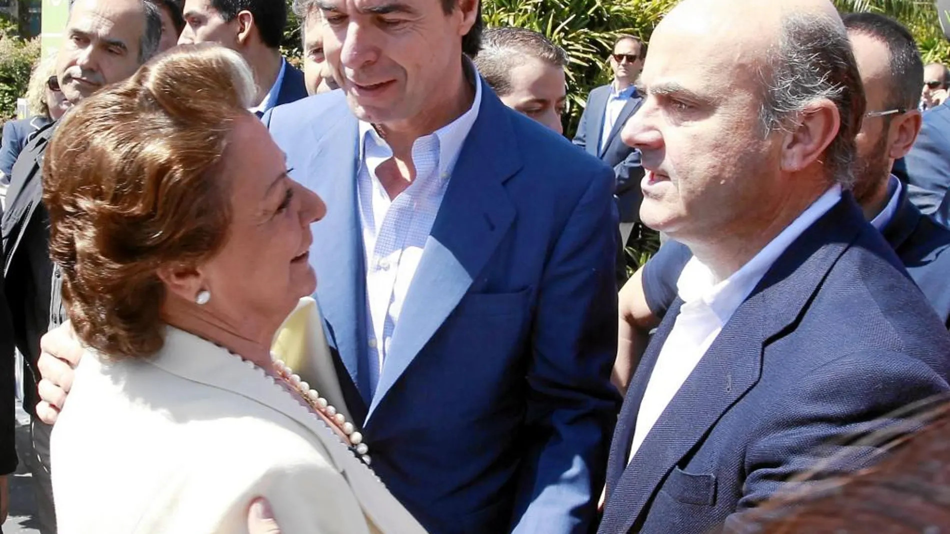 Los ministros de Economía, Luis de Guindos, e Industria, José Manuel Soria, saludan a la alcaldesa de Valencia, Rita Barberá.