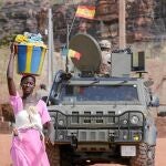 Efectivos del contingente español en Mali patrullan desde un vehículo blindado del Ejército de Tierra. Muchas veces su presencia es lo único que media entre la población civil y los yihadistas