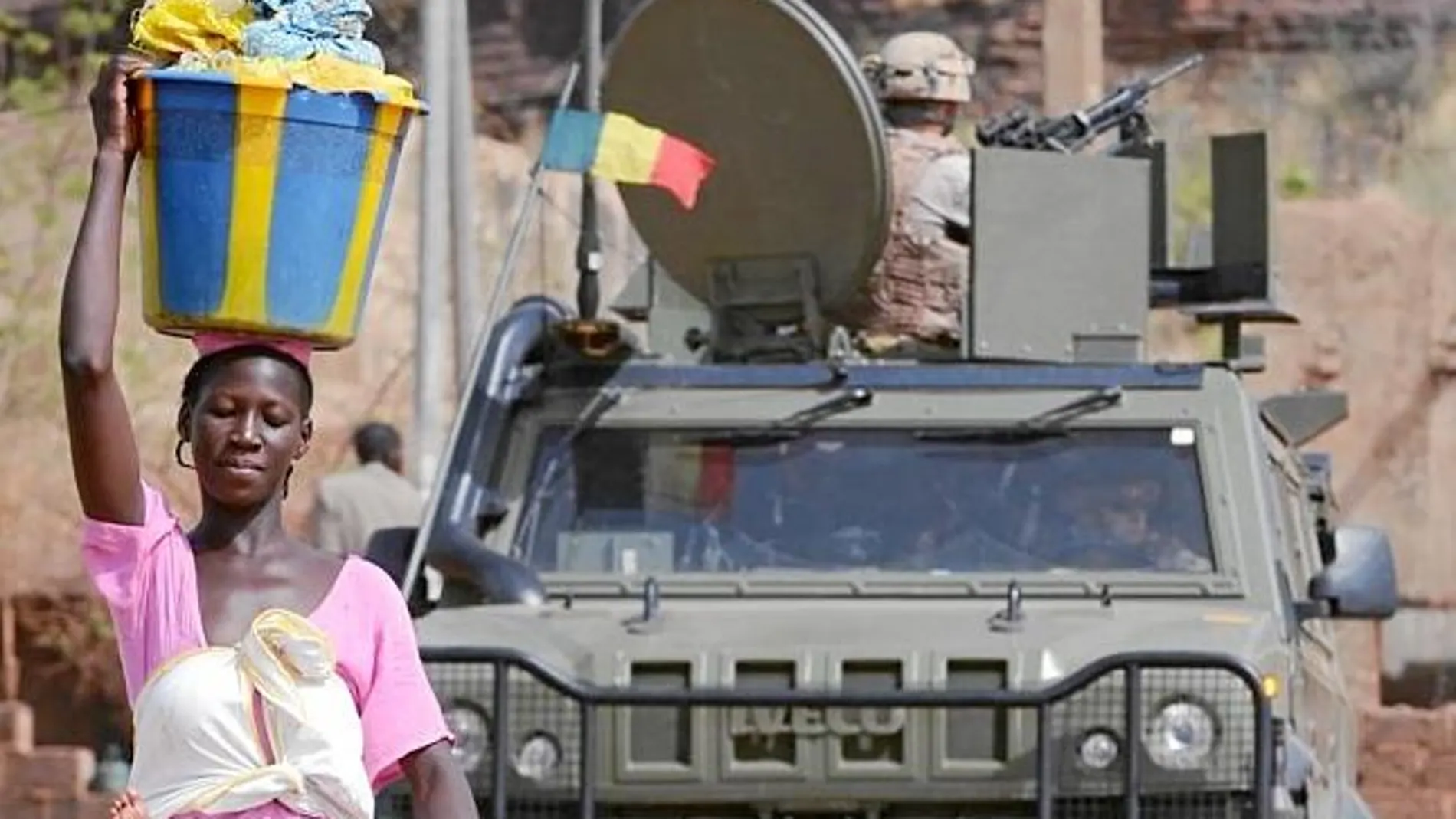 Efectivos del contingente español en Mali patrullan desde un vehículo blindado del Ejército de Tierra. Muchas veces su presencia es lo único que media entre la población civil y los yihadistas