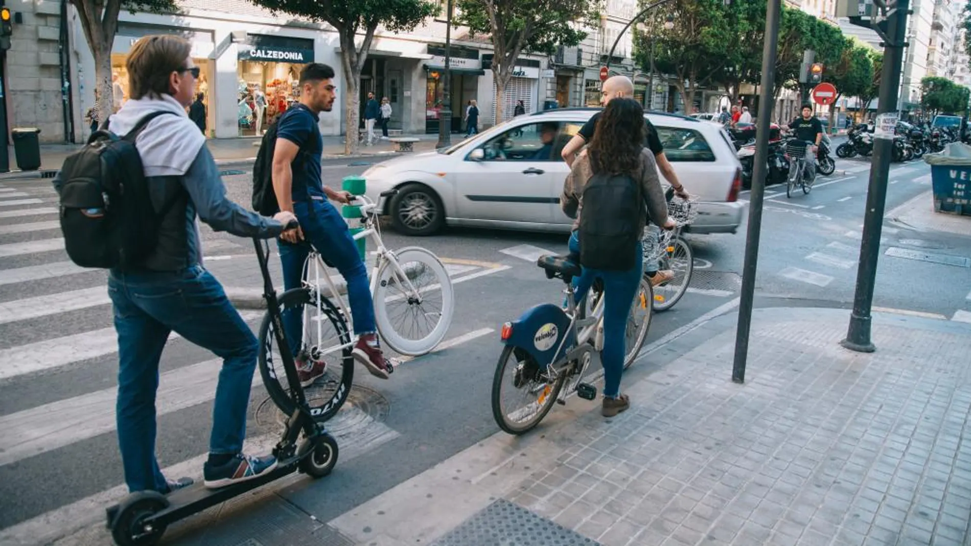 Los patinetes podrán ir por carril bici y ciclocalles, pero nunca por aceras/Kike Taberner