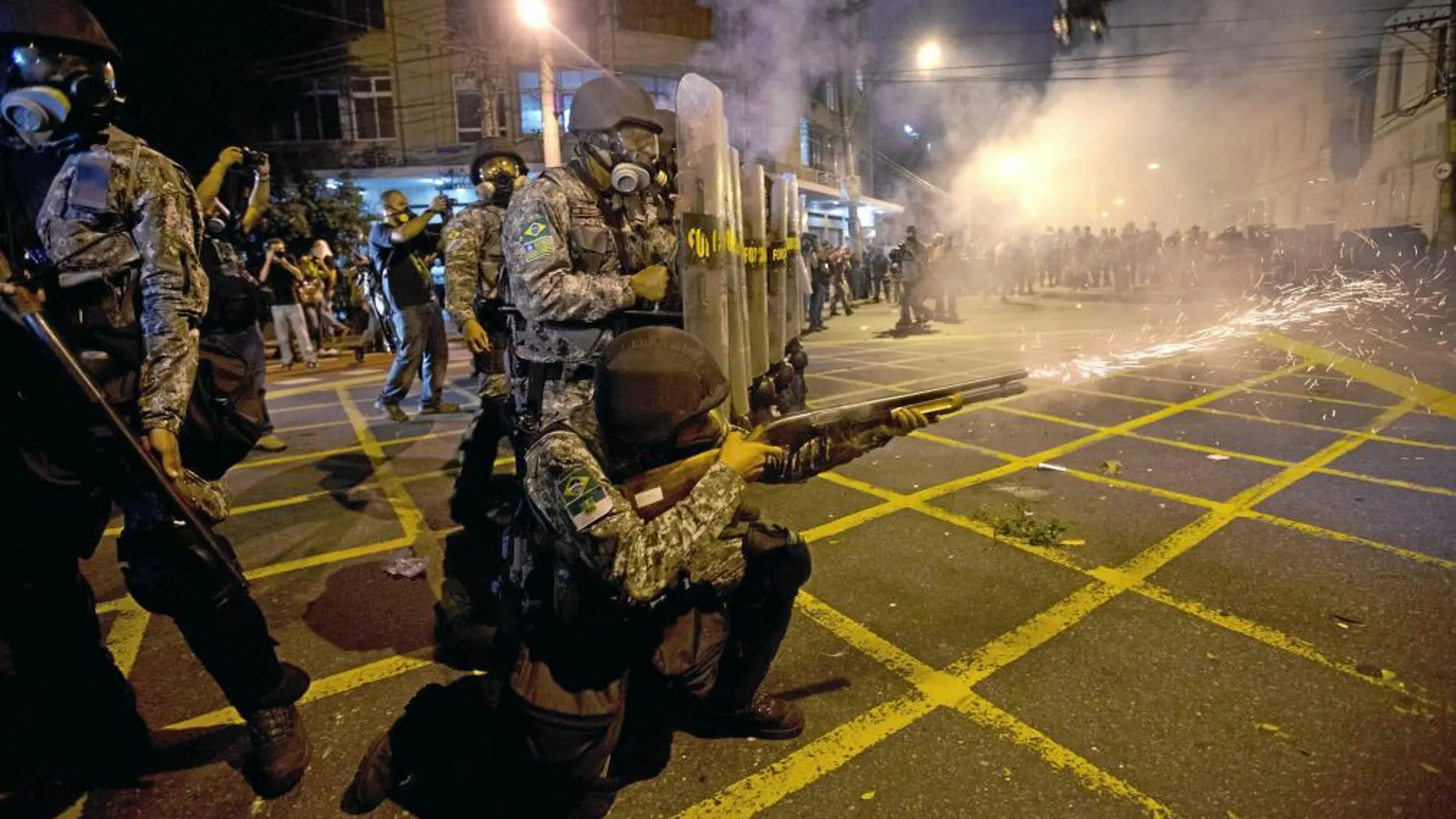 LA POLICÍA MILITAR se empleó a fondo cuando la protesta subió de tono a última hora de la noche