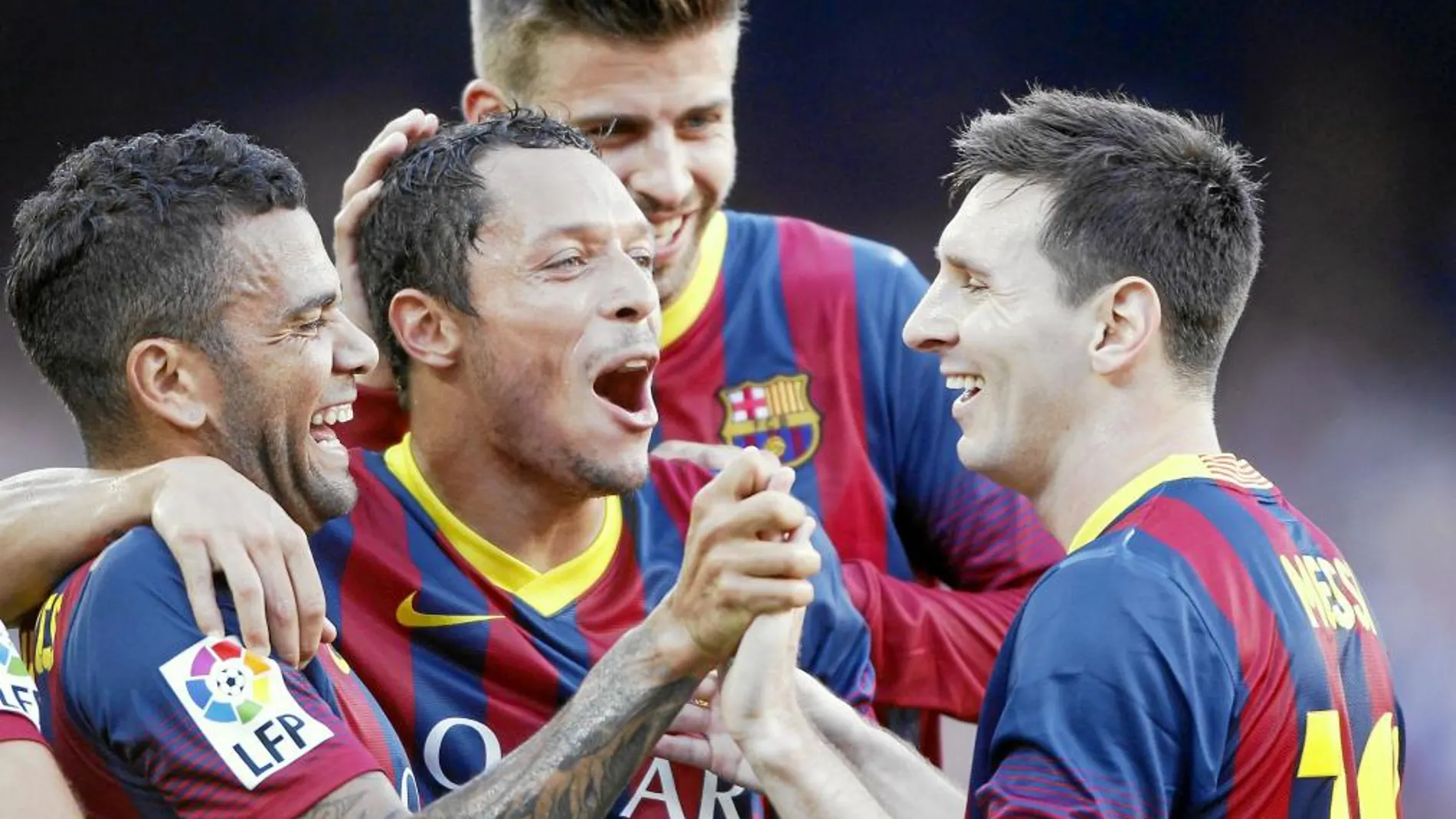 Adriano, Alves y Piqué felicitan a Messi tras uno de sus goles al Levante