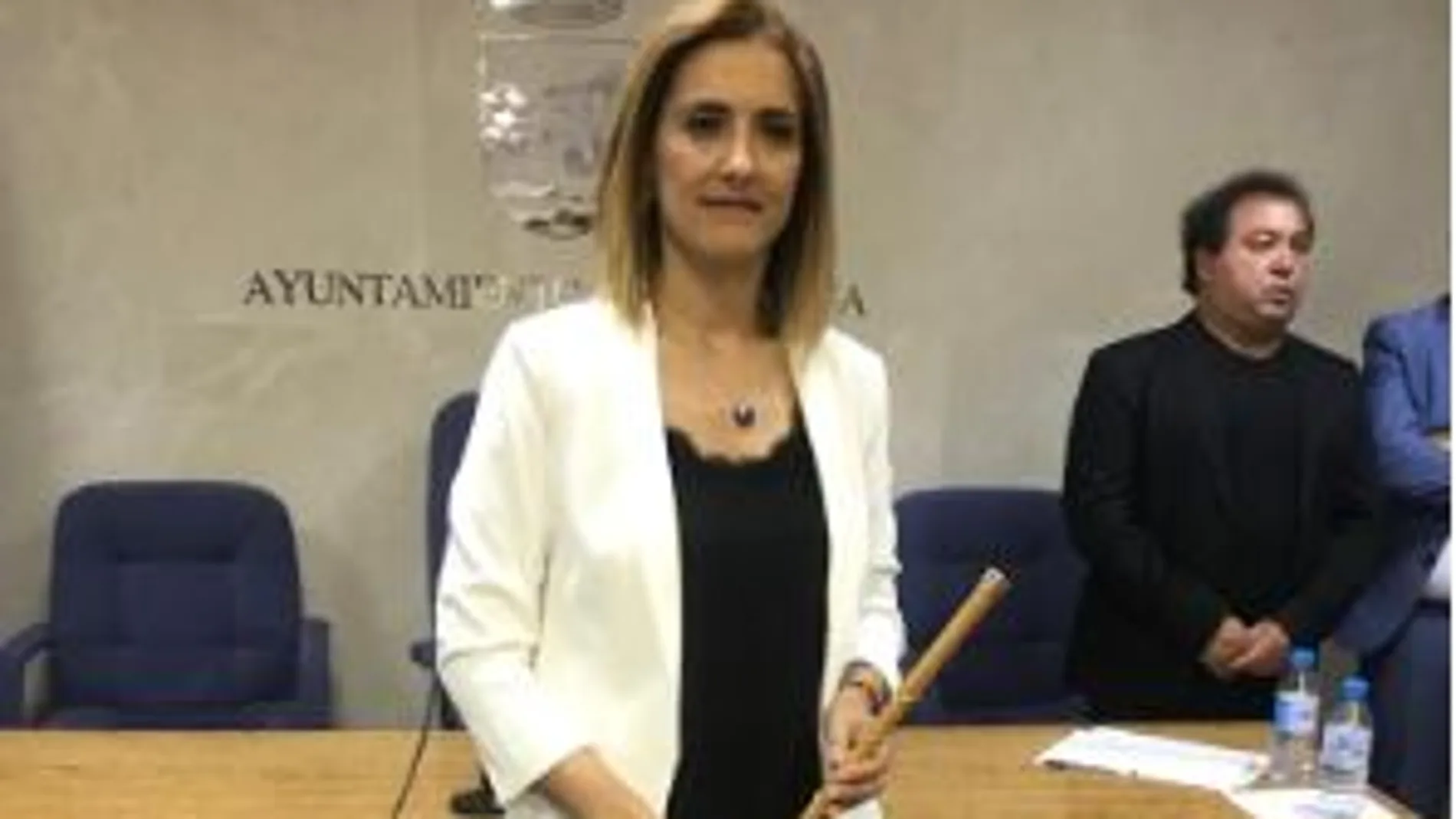 Finabel Martínez, la única concejala de Cs, con la vara de mando municipal tras ser elegida alcaldesa