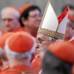El Papa Francisco, ayer, en la Basílica de San Pedro ante la mirada de los nuevos arzobispos
