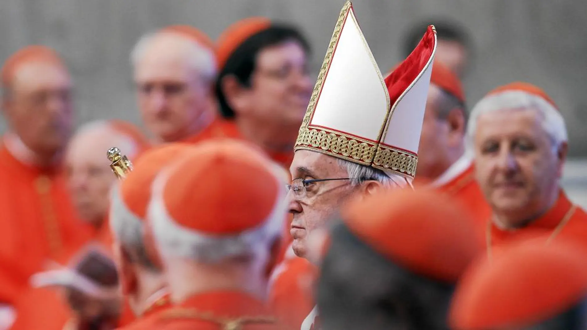 El Papa Francisco, ayer, en la Basílica de San Pedro ante la mirada de los nuevos arzobispos