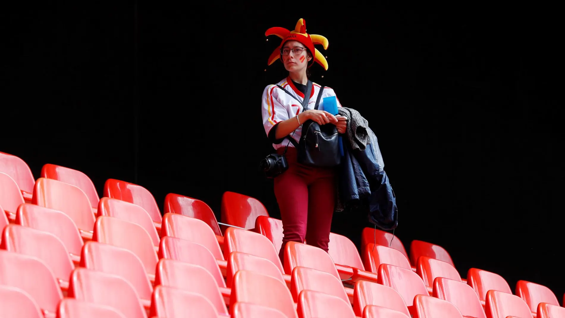 Una aficionada en el estadio de Valenciennes, donde se disputaba el Alemania-España