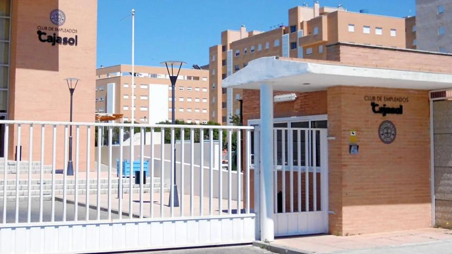 El club se halla en Sevilla Este y fue creado en 2002; entre socios y usuarios, lo utilizaban 700 familias