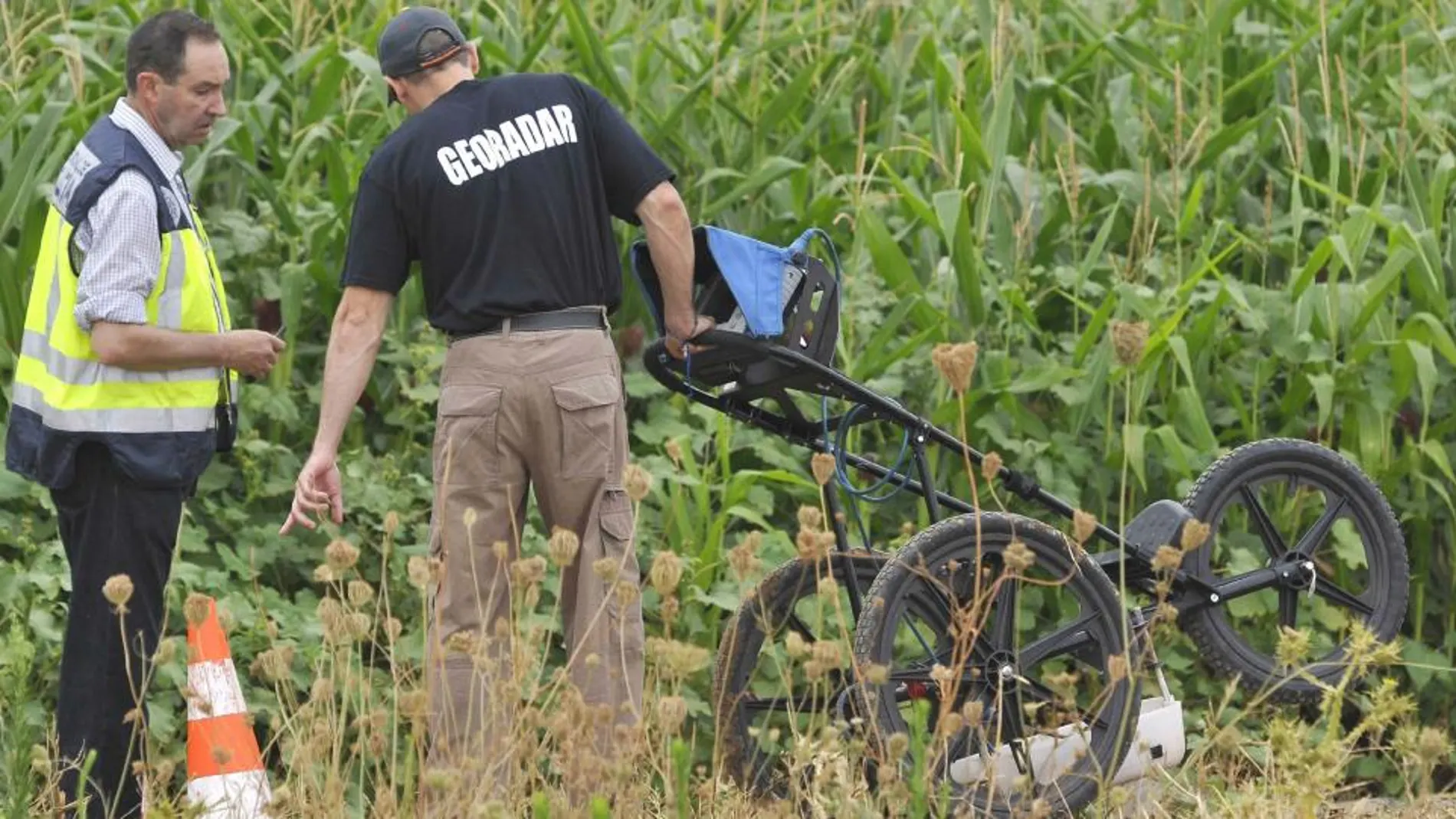 La Policía Nacional inició ayer la búsqueda con georradar del cuerpo de Marta del Castillo en la finca Majaloba, en La Rinconada (Sevilla), zona que marcó en su ultima declaración el asesino de la joven Miguel Carcaño