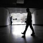 Un vigilante de seguridad camina a oscuras en un centro deportivo afectado por el apagón eléctrico en Caracas