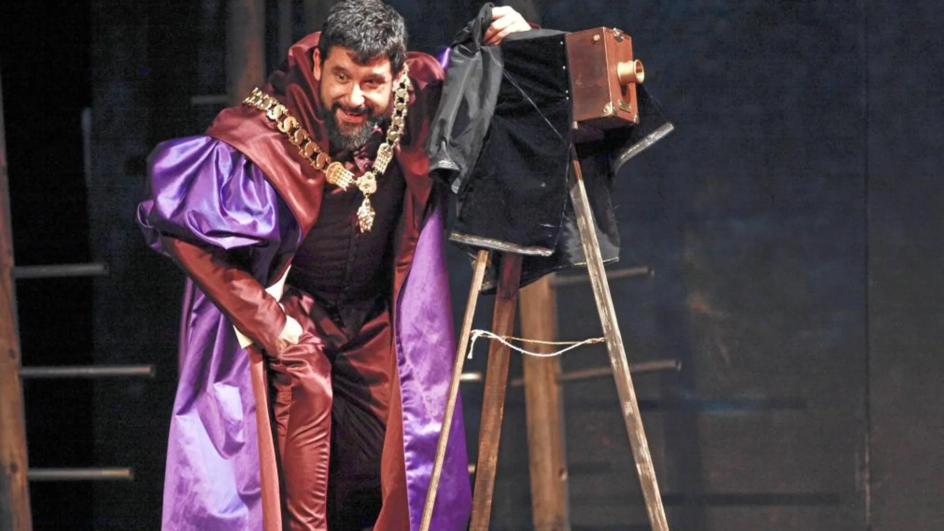 José Luis Patiño, como Tomás Moro, en una escena del montaje de Tamzin Townsend que juega a la anacronía