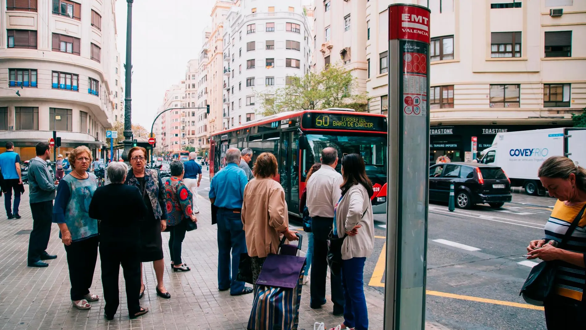 La escasa frecuencia de paso es una de las quejas más habituales de los usuarios de la EMT. El concejal dice que es porque se invade el carril bus, lo que retrasa el servicio