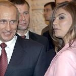 Foto de archivo, tomada el 4 de noviembre de 2004, del presidente ruso, Vladimir Putin (i), y la gimnasta y medallista olímpica Alina Kabayeva en el Kremlin, en Moscú, Rusia.