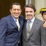 Hugo Chávez posa con Aznar en su visita a La Moncloa