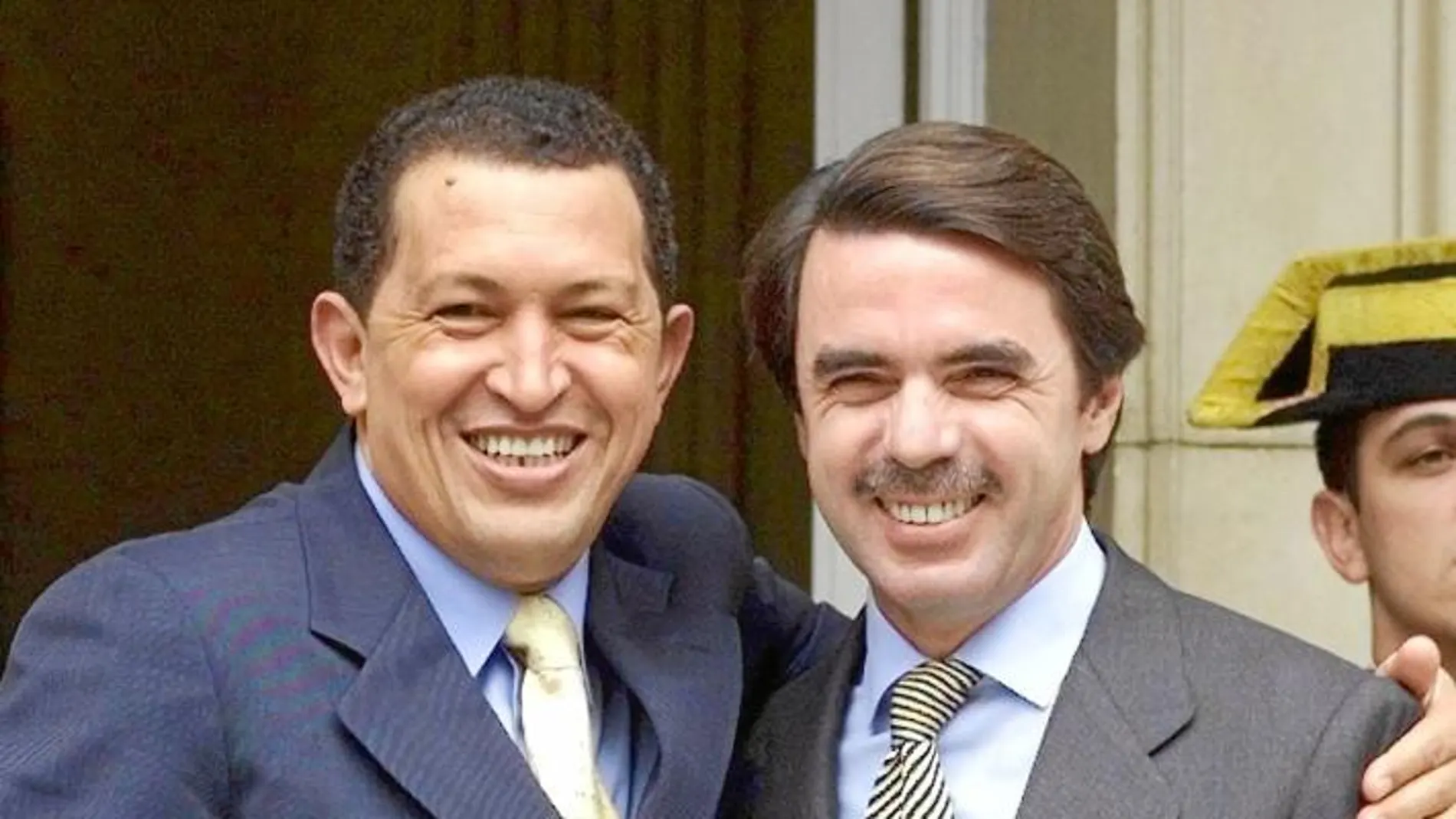 Hugo Chávez posa con Aznar en su visita a La Moncloa