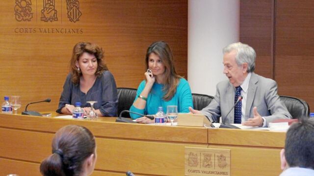 Esther Pastor, en el centro, atiende al presidente de la Comisión, Rafael Maluenda y a María Fernanda Vidal