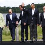 El primer ministro británico, David Cameron (C) junto a (Izq.-derch.) la canciller alemana, Angela Merkel, el presidente ruso, Vladimir Putin, el presidente de los Estados Unidos, Barack Obama y el presidente francés, Francois Hollande