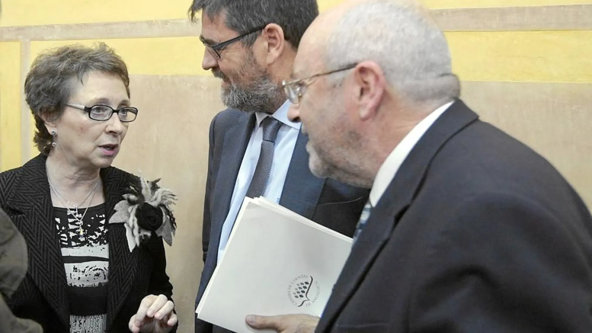 La consejera de Hacienda, junto al presidente de la Cámara de Cuentas y el diputado socialista José Caballos