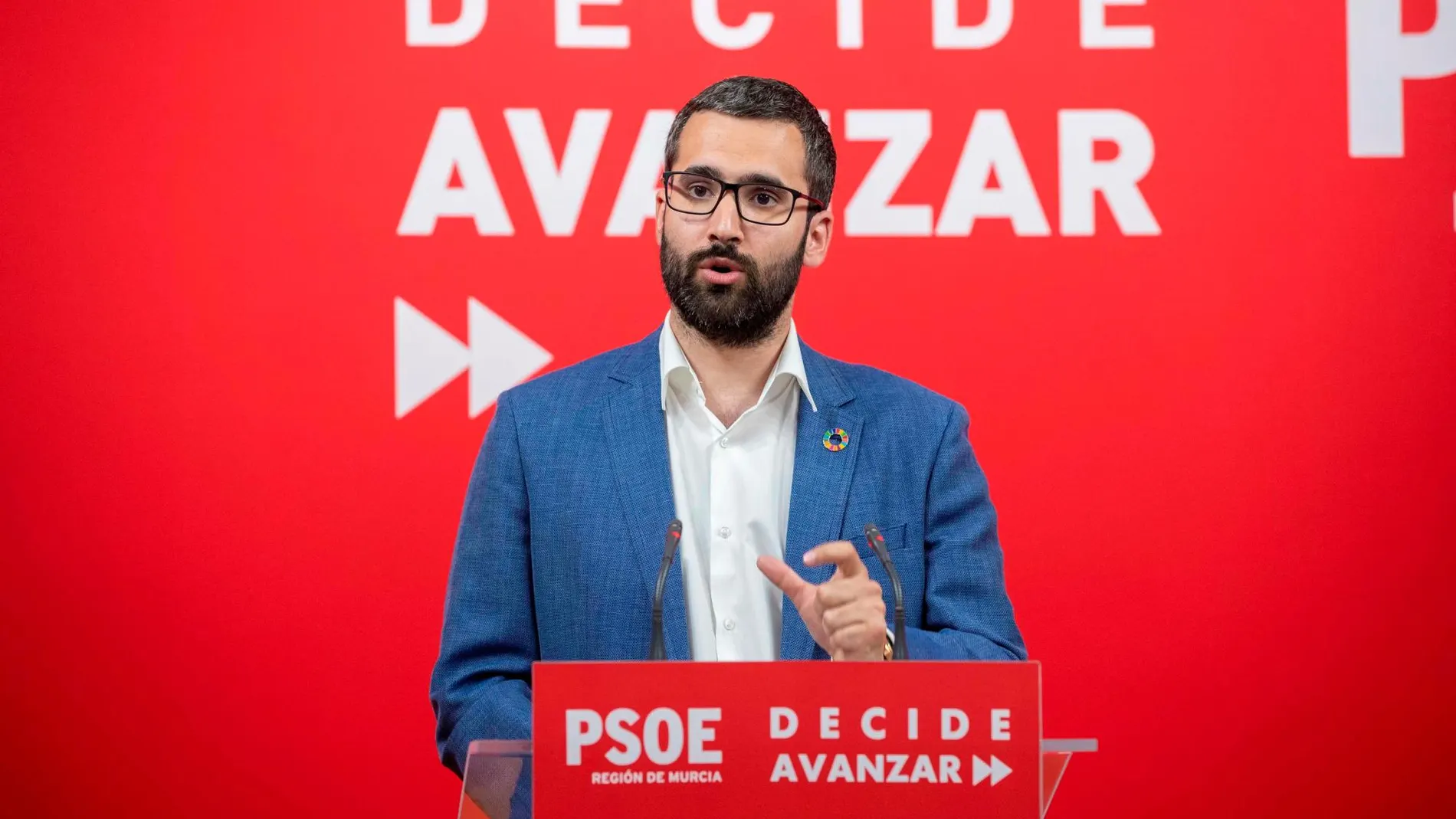 El portavoz del PSOE de la Región de Murcia Francisco Lucas, durante su comparecencia para informar sobre los primeros resultados del escrutinio. EFE/Marcial Guillén