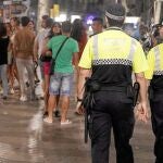 En la imagen, una pareja de agentes de la Guardia Urbana, patrullando por una de las Ramblas de Barcelona