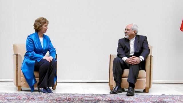 Cahterine Ashton, alta representante de Política Exterior de la Unión Europea, ayer junto al ministro iraní de Exteriores, Javad Zarif, antes de su primera reunión en Ginebra