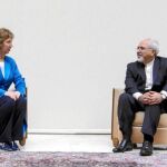 Cahterine Ashton, alta representante de Política Exterior de la Unión Europea, ayer junto al ministro iraní de Exteriores, Javad Zarif, antes de su primera reunión en Ginebra
